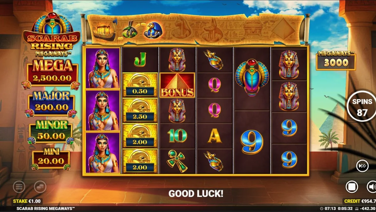 Tampilan antarmuka slot Scarab Rising Megaways dengan tema Mesir Kuno